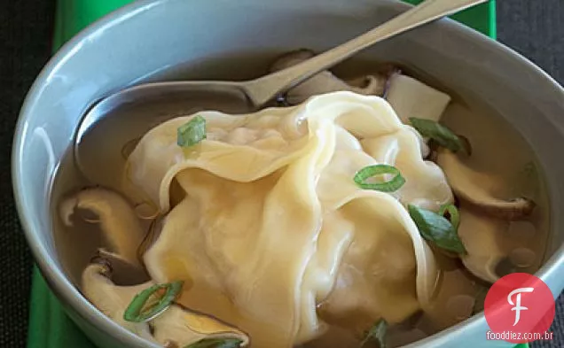 Bolinhos de frango e camarão em caldo de cebola verde-Shiitake