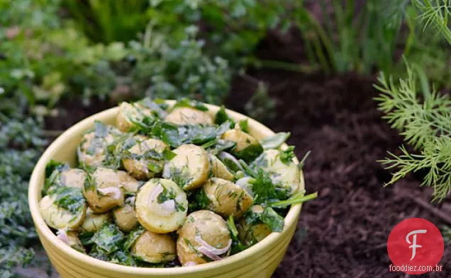Batatas De Jardim De Ervas Com Espinafre Fresco E Limão