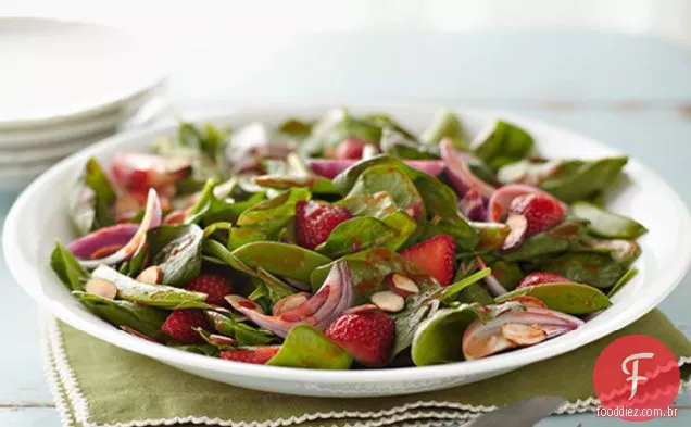 Salada de espinafre na primavera com morangos