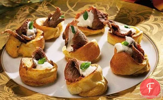Mini costelas e pudins de Yorkshire