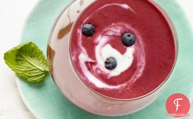 Sopa de mirtilo e iogurte com redemoinho de limão