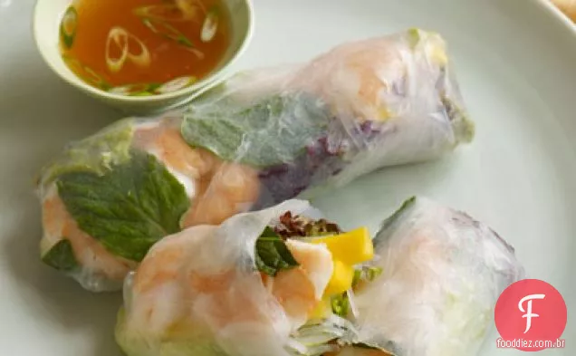Rolinhos de verão de camarão e manga com molho doce e picante