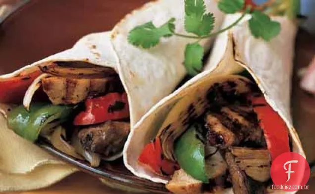 Fajitas de carne e frango com pimentão e cebola