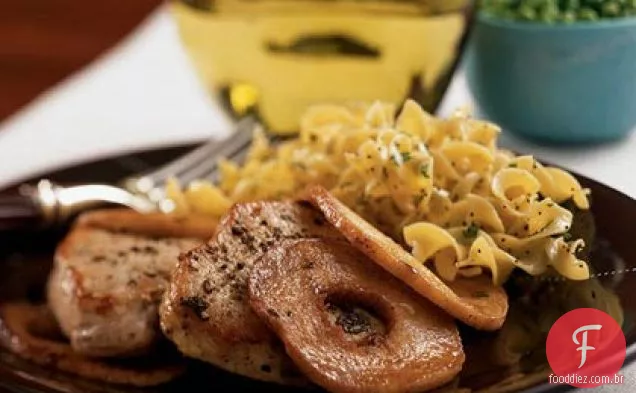 Costeletas de lombo de porco com maçãs de canela