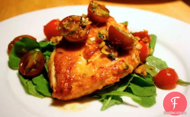 Jantar esta noite: frango achatado com vinagrete de tomate e açafrão na rúcula