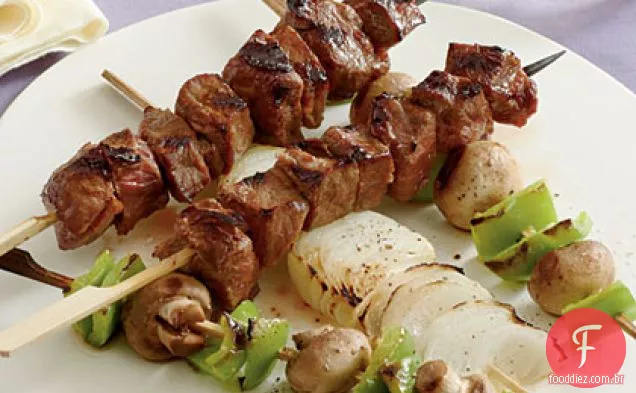 Bife grelhado e Kabobs vegetais