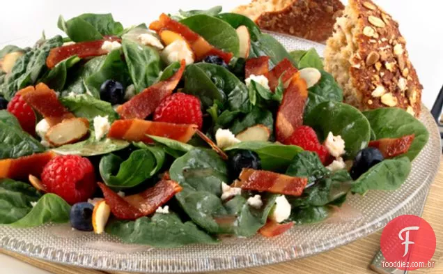 Salada De Espinafre De Verão Com Bacon De Peru