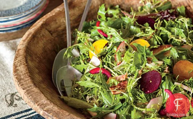 Salada de outono com beterraba e maçãs