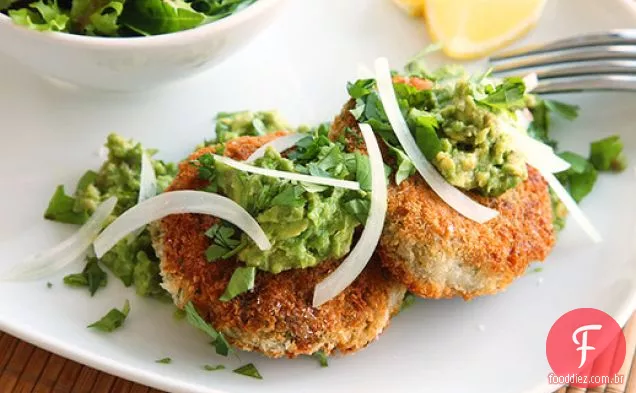 Bolos veganos de grão de bico com purê de abacate