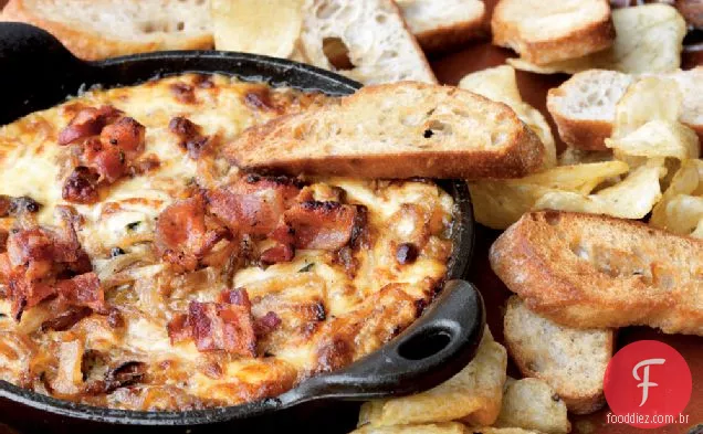 Molho de cebola caramelizado quente com Bacon e Gruyère