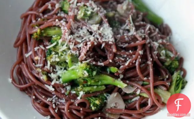 Jantar esta noite: espaguete de vinho tinto com brócolis