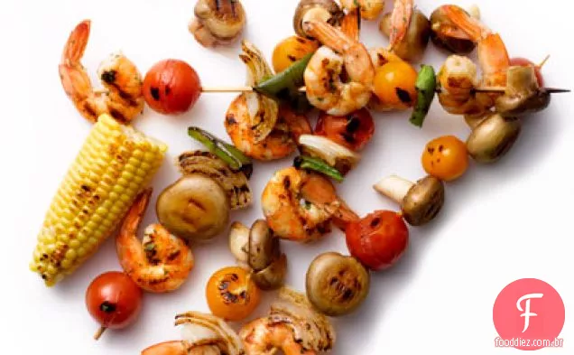Kebabs de camarão e vegetais grelhados
