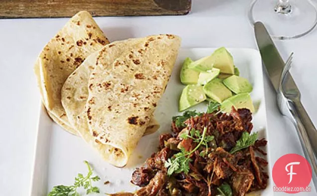 Carnitas de porco com alho e laranja