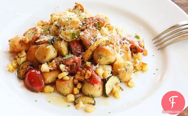 Nhoque parisiense com tomate cereja assado, milho e abobrinha