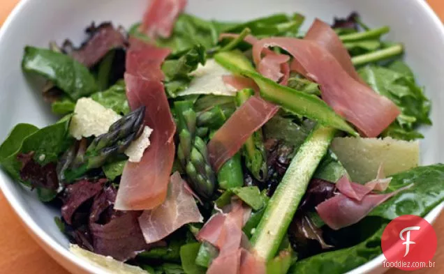 Jantar esta noite: aspargos raspados, ervilha e salada Prosciutto