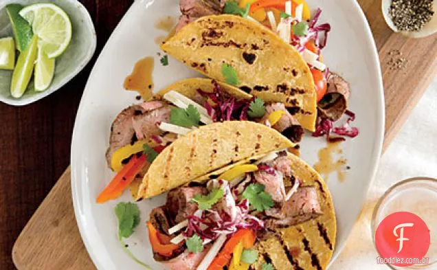 Tacos de bife de flanco com Slaw