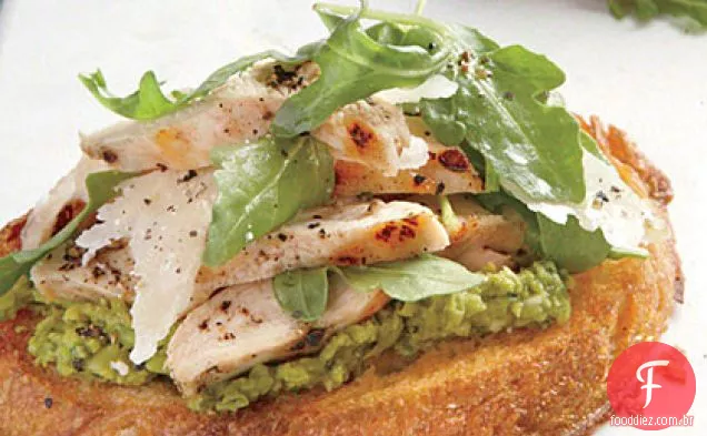 Sanduíches de Frango De Rosto Aberto Com propagação de ervilha verde e Parmesão