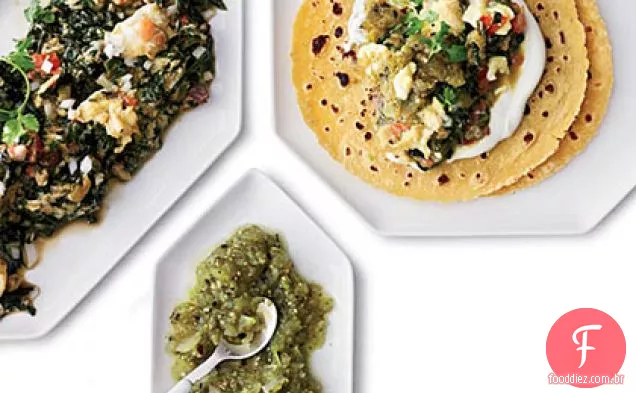 Ovos mexidos e tacos de acelga suíça