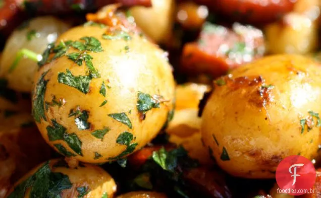 O ingrediente secreto( chouriço): batatas fritas com chouriço com cebola pérola e alho inteiro