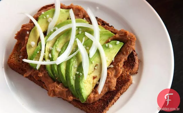 Torrada com feijão frito e abacate (vegano)
