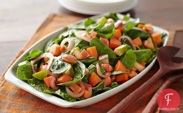 Salada de batata doce, maçã e espinafre