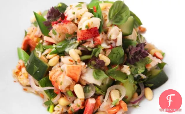 Salada de lagosta e ervas ao estilo tailandês com ervilhas e pepino salgado