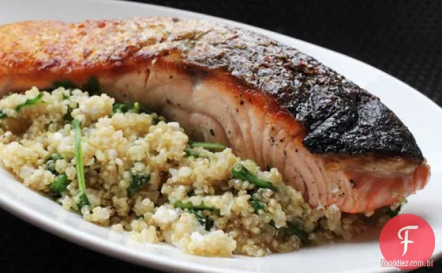 Salmão frigideira com Quinoa, Feta e rúcula