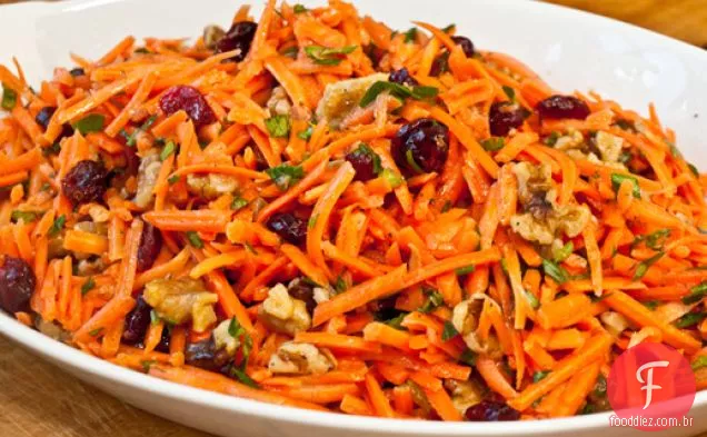 Saladas sérias: salada de cenoura com Cranberries e nozes torradas