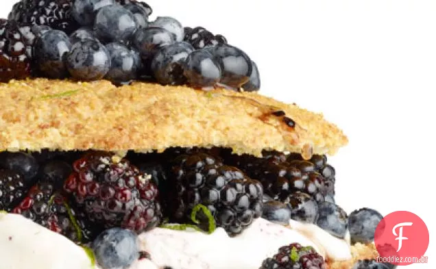 Bolo de farinha de milho com bagas de bordo