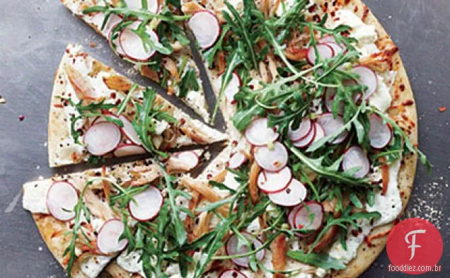 Frango, rúcula e pizza de rabanete