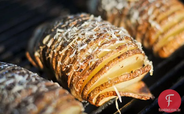 Grelhar: batatas Hasselback com alho e Parmesão