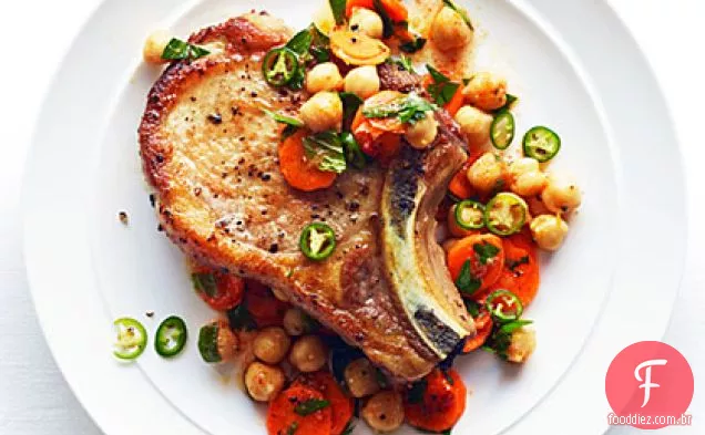 Salada marroquina de cenoura e grão de bico com costeletas de porco
