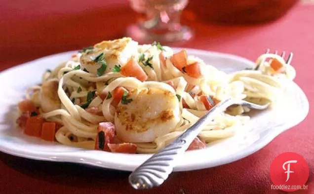 Vieiras assadas em Linguine com molho de tomate e creme