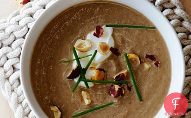Sopa de cogumelos com avelãs