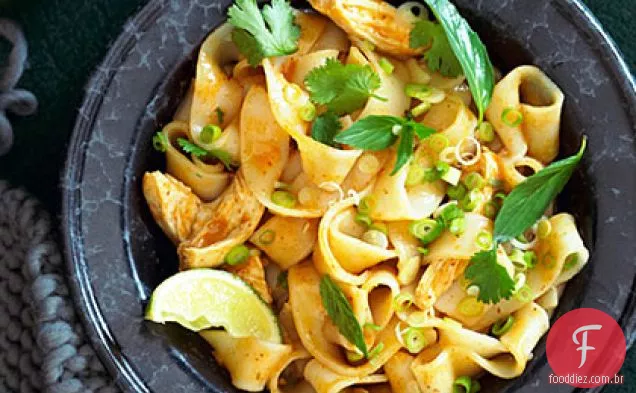 Frango tailandês e caril de macarrão