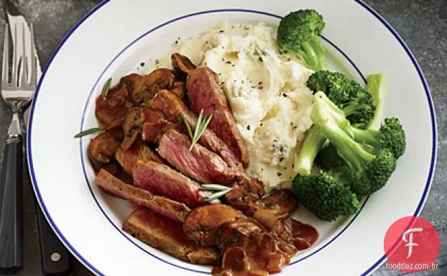 Bifes grelhados com vinho tinto, cogumelos e cebolas