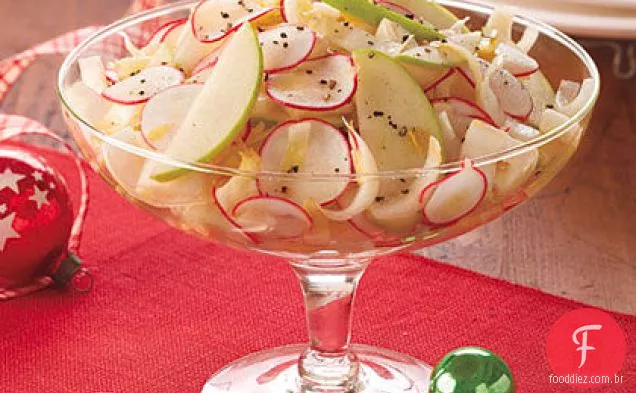 Endive, rabanete e salada de maçã verde
