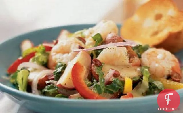 Salada de batata mediterrânea com camarão e queijo Feta