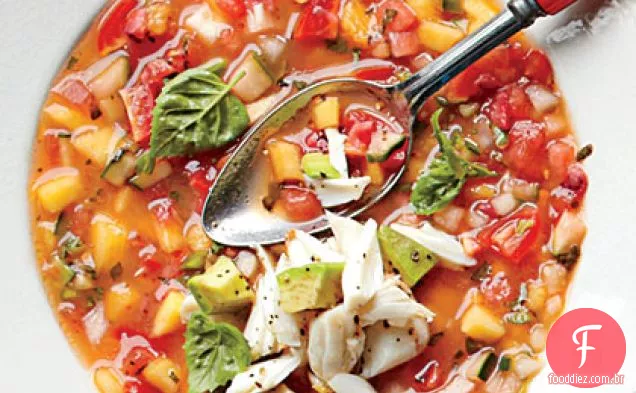 Gaspacho de verão com salada de abacate das Índias Ocidentais