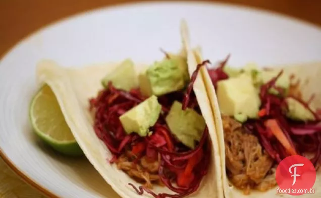Coma por oito dólares: tacos de porco fáceis de fogão lento com Crunch de repolho roxo e abacate