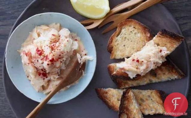 Torradas de caranguejo com maionese Sriracha
