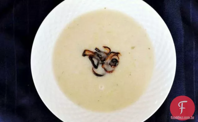 Sopa de couve-flor com chalotas crocantes