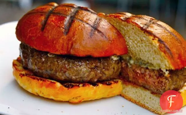 O hambúrguer Chargrilled do porco manchado em casa