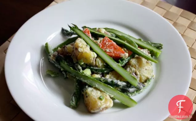 Jantar esta noite: salada de batata e aspargos com molho de mostarda
