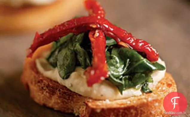 Crostini com purê de Feijão Branco, espinafre e tomate seco ao sol