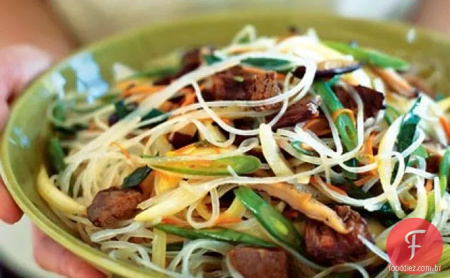 Macarrão claro Coreano Com Legumes misturados