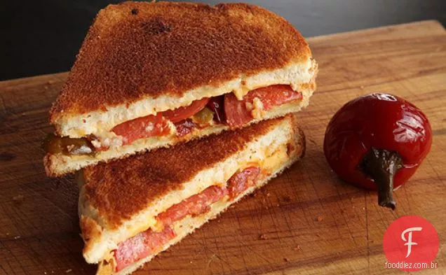 Queijo grelhado com Pepperoni e pimentão em conserva