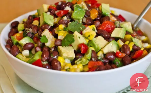 Salada De Feijão preto, Milho e pimenta vermelha com vinagrete de coentro e limão