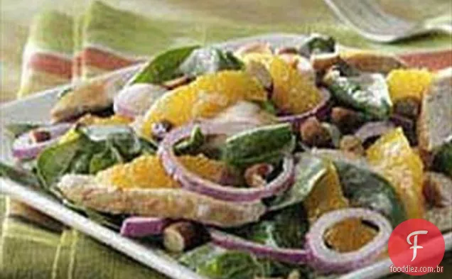 Salada de espinafre cítrico com frango e amêndoas defumadas