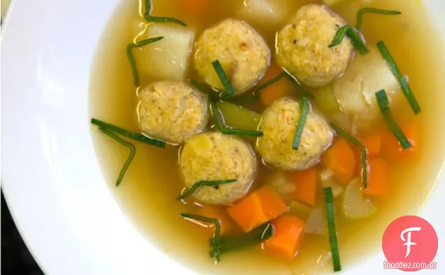 Sopa de galinha de Einat Admony com Gondi (bolinhos iranianos de frango e grão de bico)